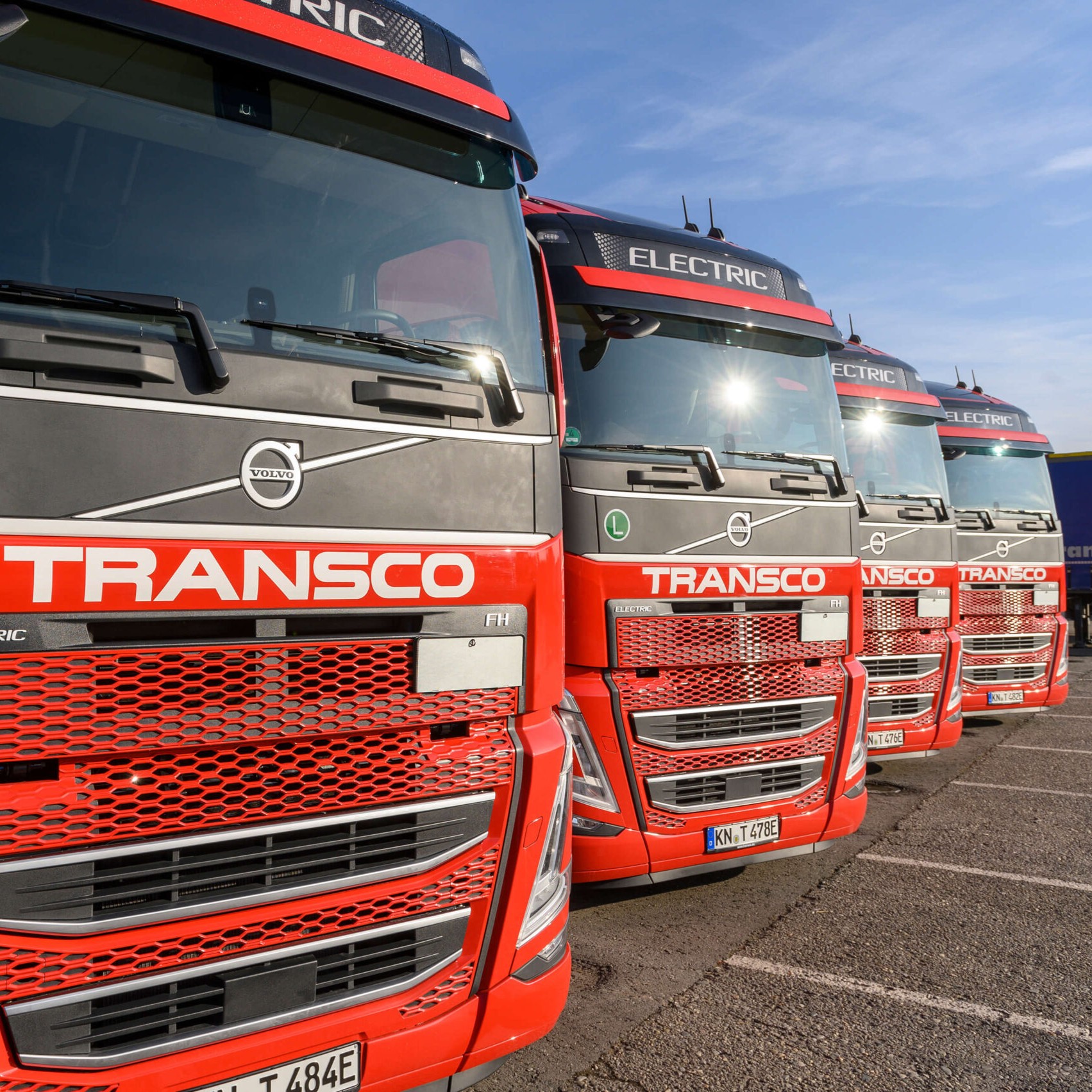 Elektro Lkw der Spedition Transco nebeneinander auf einem Parkplatz