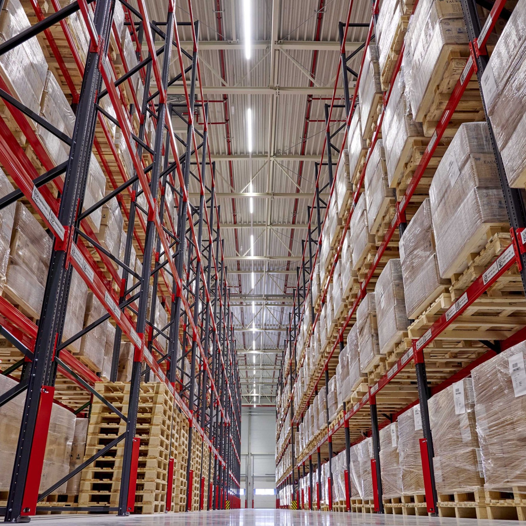 Hochregallager mit vollen Paletten in einer Halle des Logistikunternehmens Transco