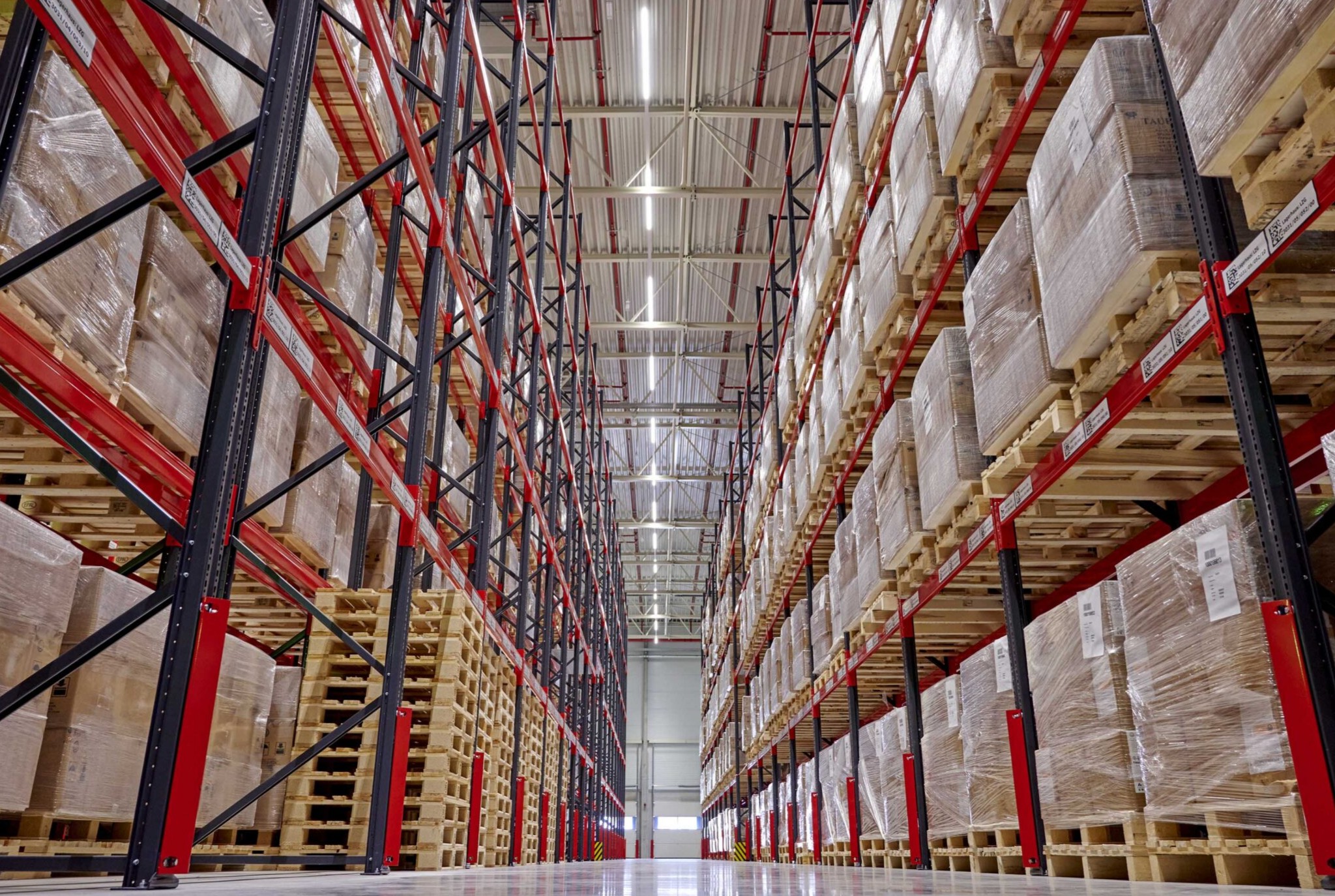 Hochregallager mit vollen Paletten in einer Halle des Logistikunternehmens Transco