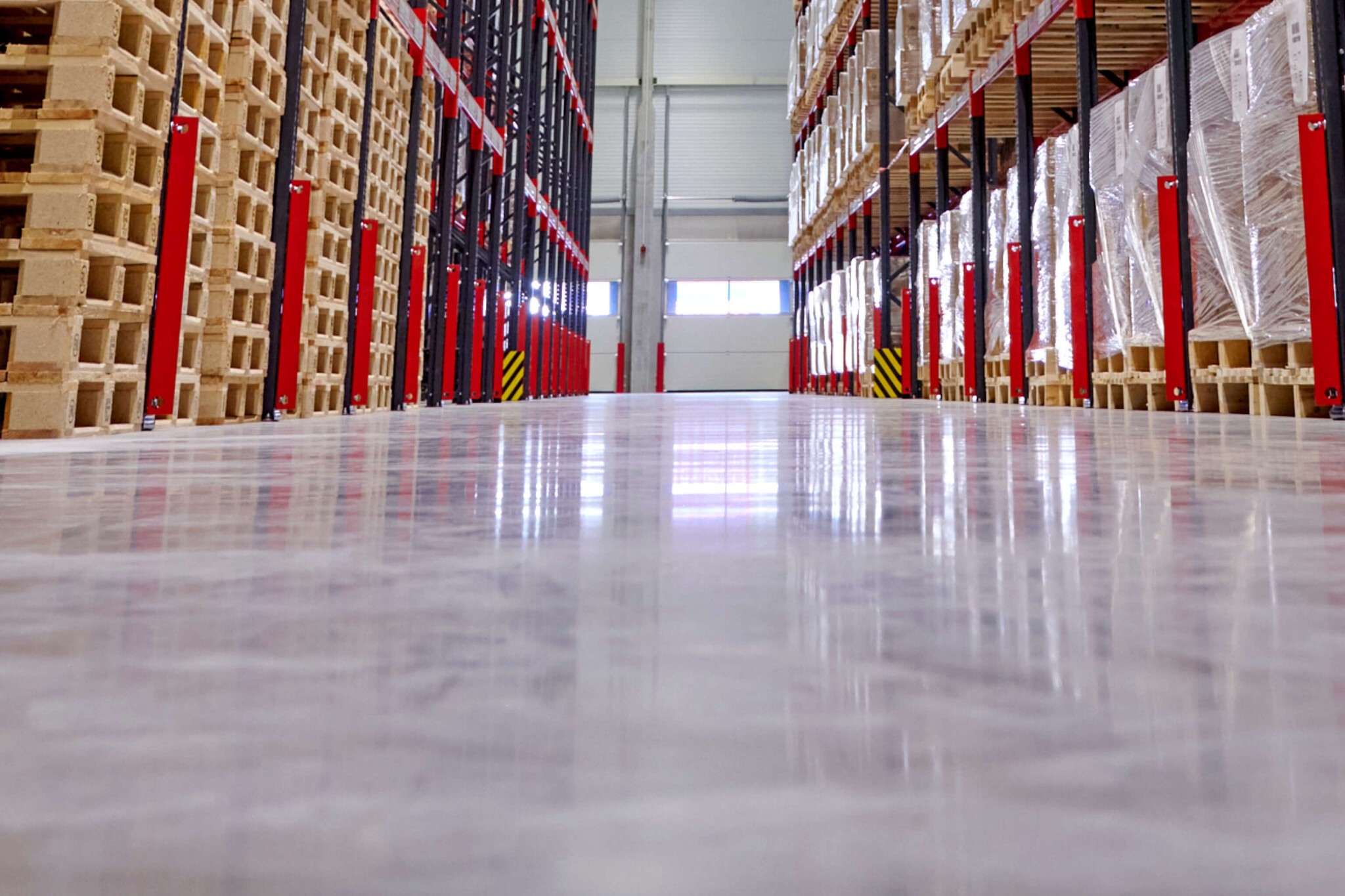 Nahaufnahme Boden einer Logistikhalle mit Regalen