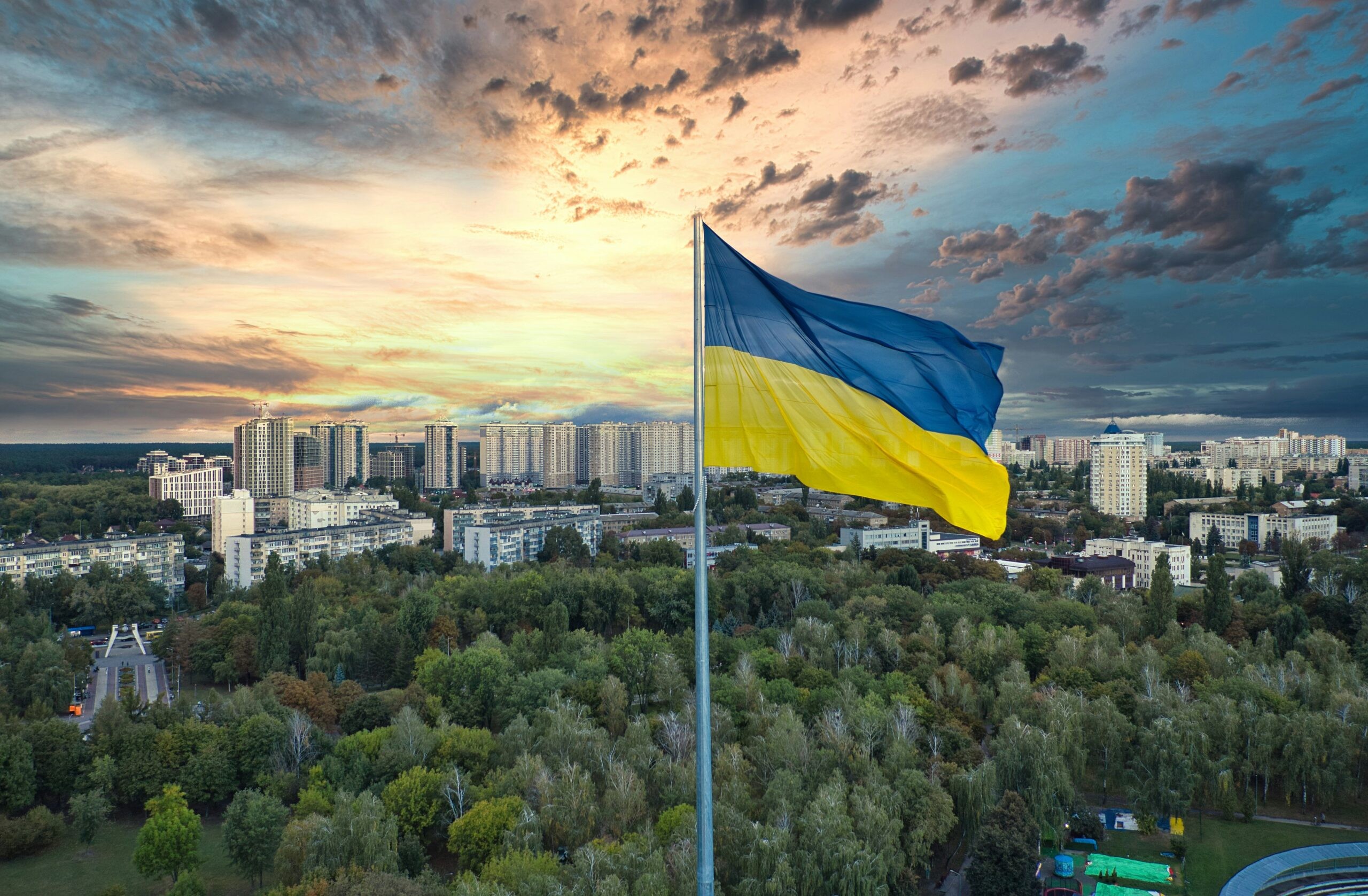 Ukraine Flagge mit Stadt im Hintergrund